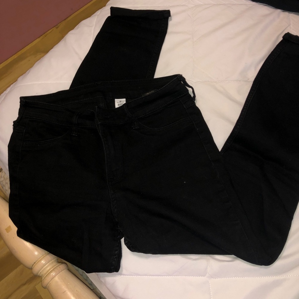 Black mid rise jeans from H&M in Italy skinny